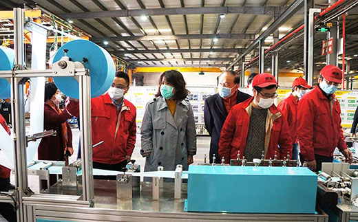 青浦区委副书记杨小菁等向导一行考察BBIN宝盈集团全自动口罩生产流水线装备