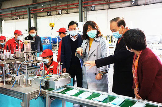 青浦区委副书记杨小菁等向导一行考察BBIN宝盈集团全自动口罩生产流水线装备