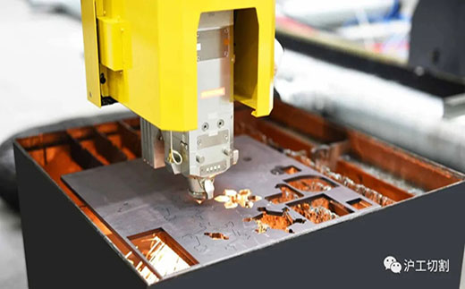 BBIN宝盈集团10米大幅面龙门光纤激光切割机细腻圆孔高品质切割