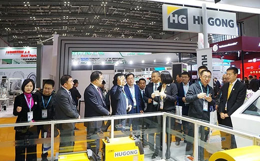 甘肃省天水市常务副市长莅临BBIN宝盈集团意大利CEA展位