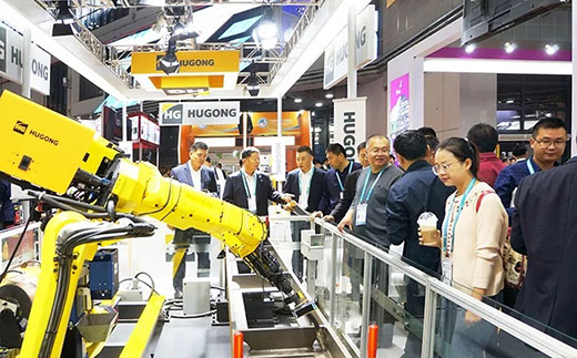 第二届进博会BBIN宝盈集团意大利CEA展位机械人系统受到极大关注