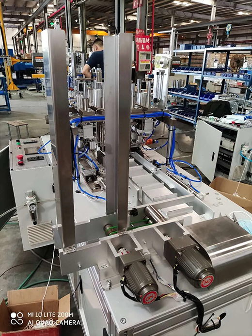 BBIN宝盈集团半自动平面口罩发片机